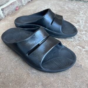 Oofos Black Shinny Slip On Sandals Sz 10